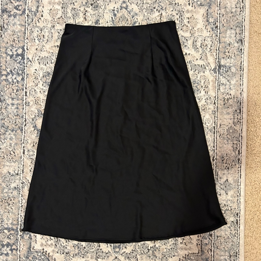 AMAZON BLACK MIDI SILK SKIRT